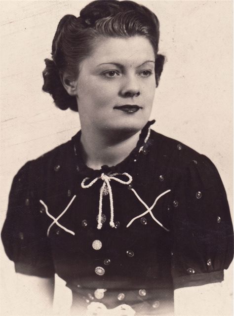 De koordjes waren codetaal voor het bal. 'Ik kan drie dansen en moet op tijd thuis zijn.' De knoopjes ook, maar dat ging over heel andere zaken.